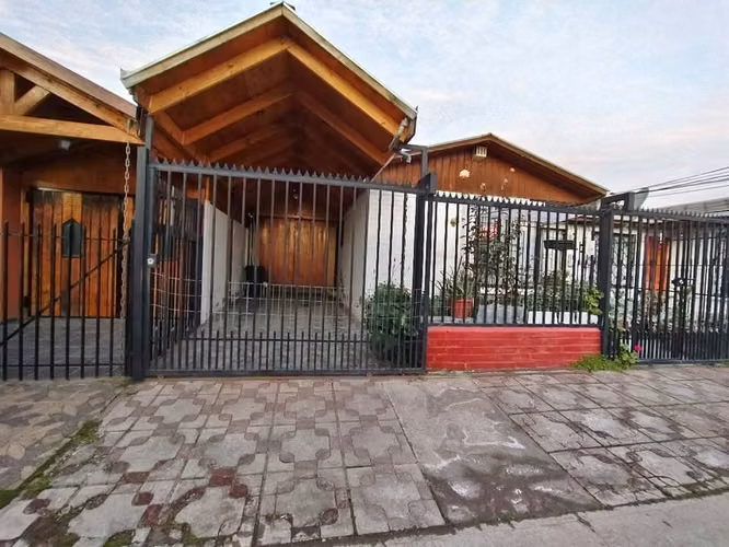 Venta de Casa 4D 2B+ 1Estacinamiento Arturo Moya ( Maipú)