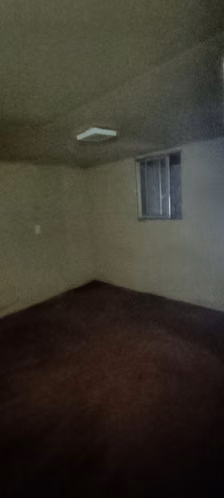 Casa solida con amplio patio.