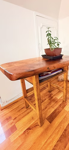 Mesa Artesanal de Roble Macizo – Madera del Sur