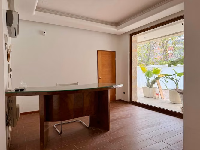 Gran casa Comercial/ habitacional en venta Nueva Costanera - Vitacura Excelentes espacios