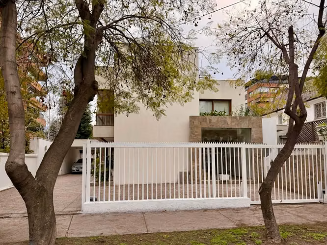Amplia casa Comercial/ habitacional en venta Excelentes espacios, Nueva Costanera - Vitacura