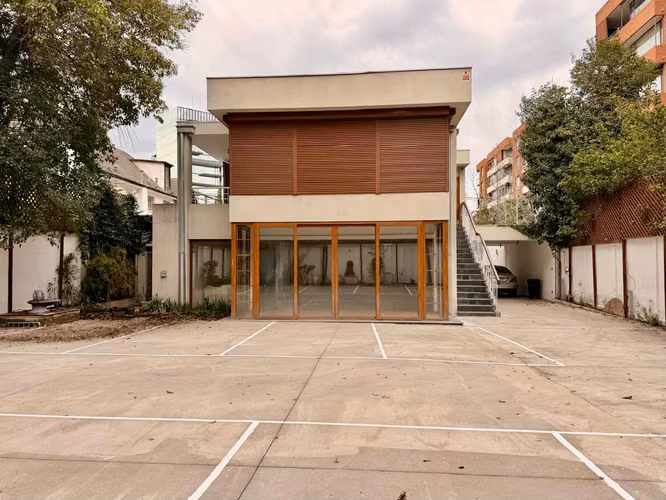 Gran casa Comercial/ habitacional en venta Nueva Costanera - Vitacura Excelentes espacios