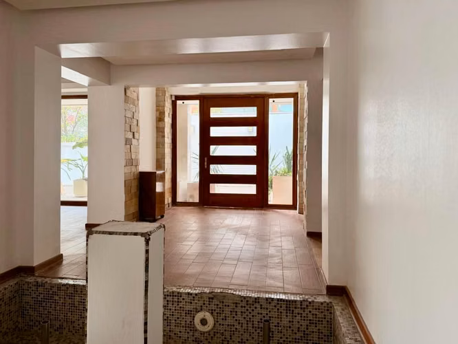 Gran casa Comercial/ habitacional en venta Nueva Costanera - Vitacura Excelentes espacios