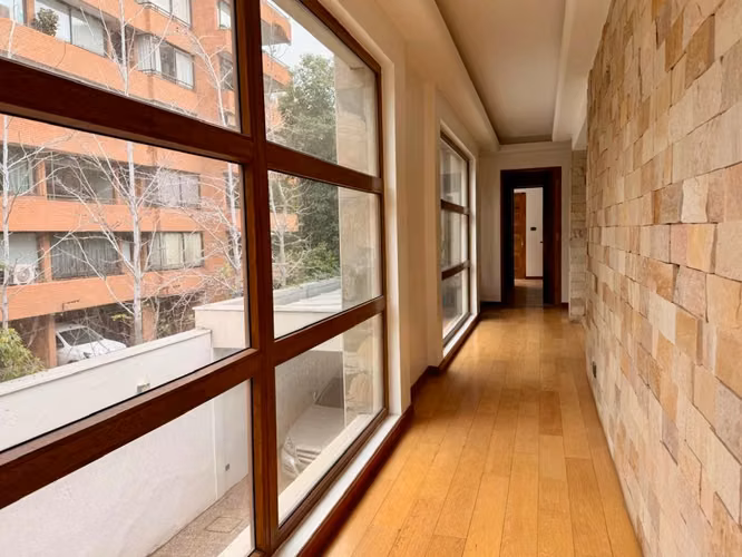 Amplia casa Comercial/ habitacional en venta Excelentes espacios, Nueva Costanera - Vitacura