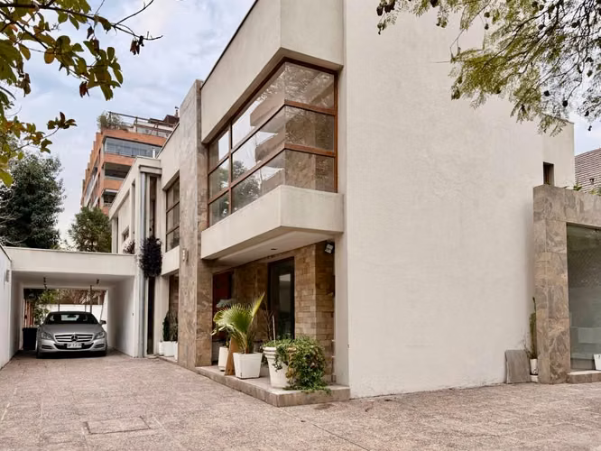Gran casa Comercial/ habitacional en venta Nueva Costanera - Vitacura Excelentes espacios