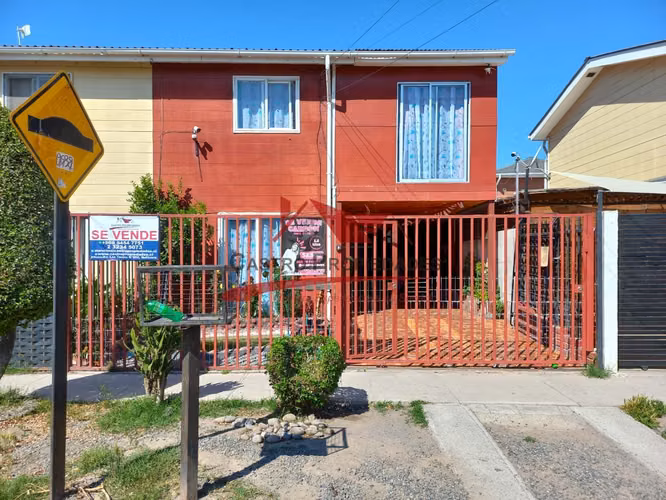 Hermosa Casa Ampliada de Dos Pisos con 5 Dormitorios, 2 Baños, Buin.