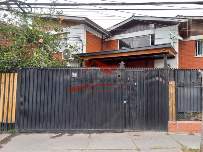 Casa de Dos Pisos Ampliada con 3 Dormitorios, 2 Baños, Quilicura.