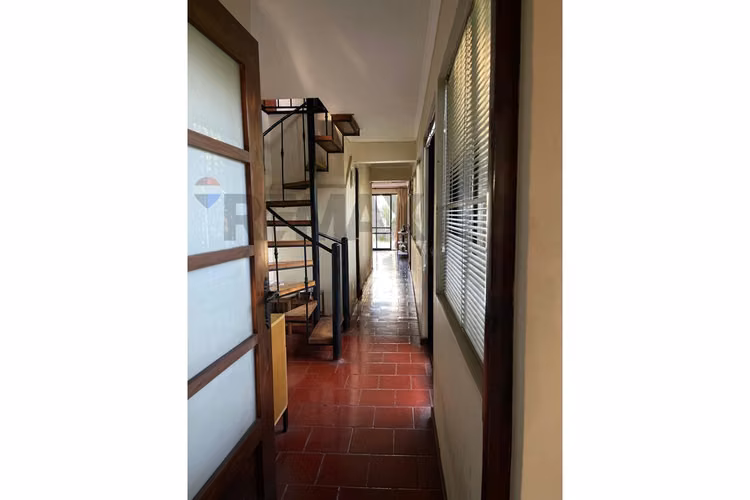 Amplia casa familiar con piscina y quincho - Imagen 10