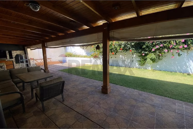Casa familiar con 4d + 3b + 3er piso habilitado