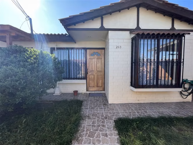 Casa en arriendo de 3 dorm. 2 baños en Padre Hurtado