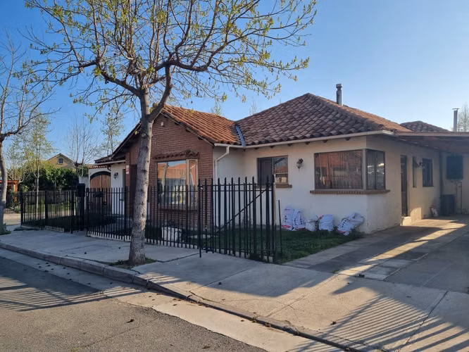 Vende Casa esquina en barrio Residencial San Andres, Comuna de Machali.
