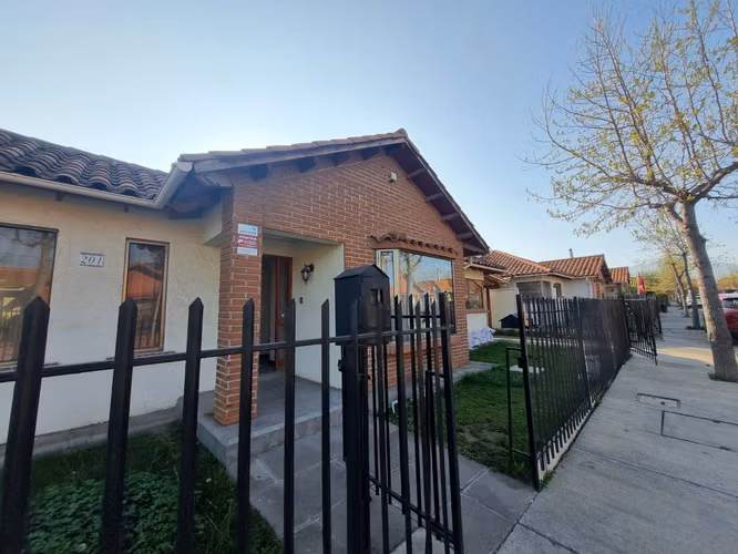 Vende Casa esquina en barrio Residencial San Andres, Comuna de Machali.