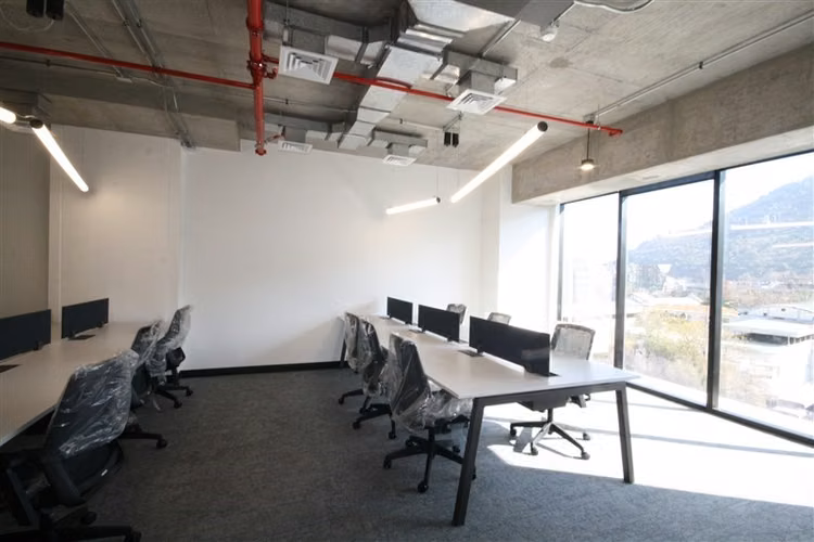 Oficina amobladas moderno edificio A Plus Metro Manuel Montt