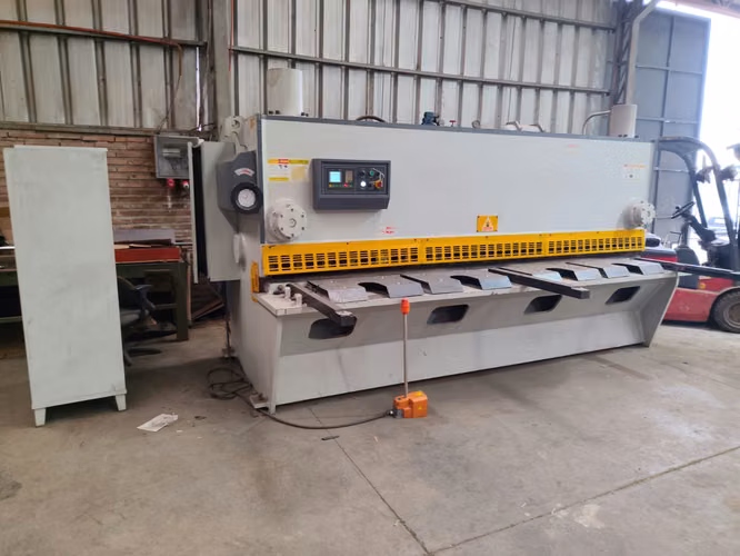 Guillotina CNC 8mm por 3200