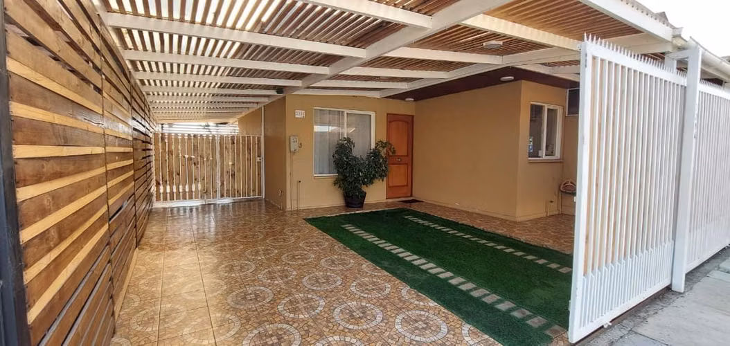En venta casa aislada, excelente ubicación, 3 dormitorios y 3 baños