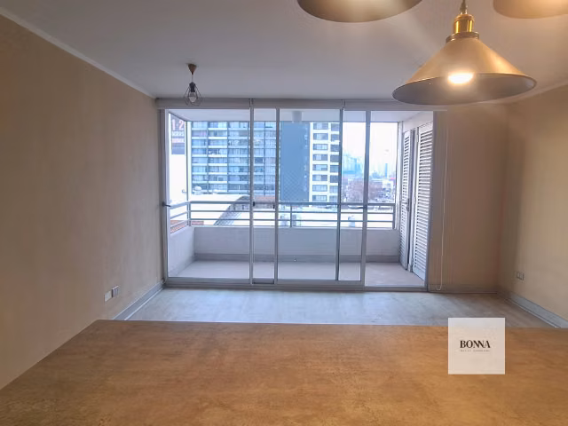 Oportunidad en Santiago: departamento en sexto piso, 2D 2B, estacionamiento y bodega