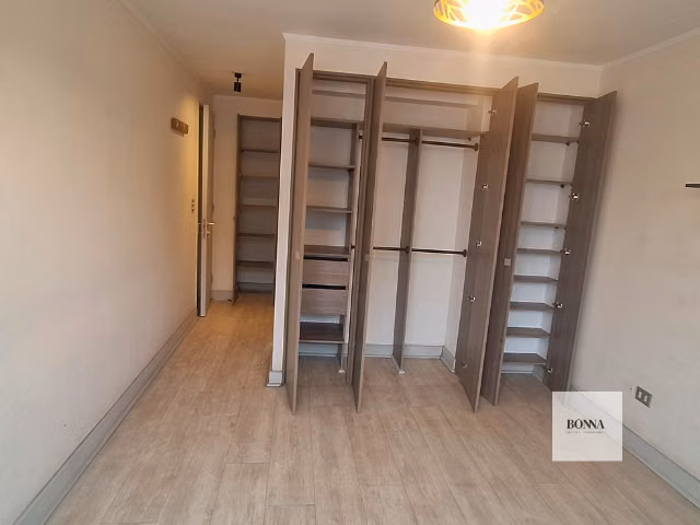 Oportunidad en Santiago: departamento en sexto piso, 2D 2B, estacionamiento y bodega