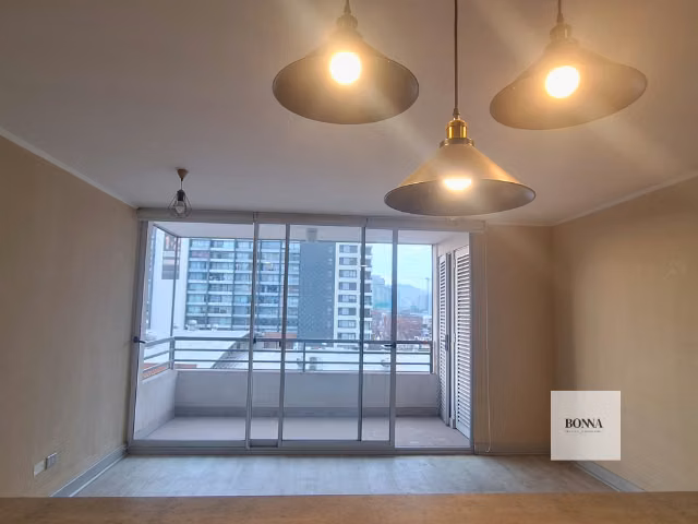Oportunidad en Santiago: departamento en sexto piso, 2D 2B, estacionamiento y bodega
