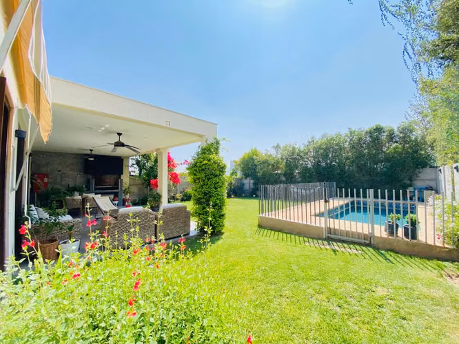 VENTA CASA MEDITERRÁNEA PARA INVERSIONISTAS EN CHICUREO | CON ARRENDATARIO VIGENTE | 3D + SERVICIO + PISCINA + QUINCHO | A PASOS COLEGIO SAN ANSELMO | UF 12.500
