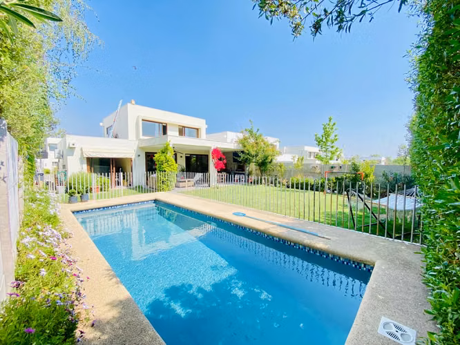 VENTA CASA MEDITERRÁNEA PARA INVERSIONISTAS EN CHICUREO | CON ARRENDATARIO VIGENTE | 3D + SERVICIO + PISCINA + QUINCHO | A PASOS COLEGIO SAN ANSELMO | UF 12.500