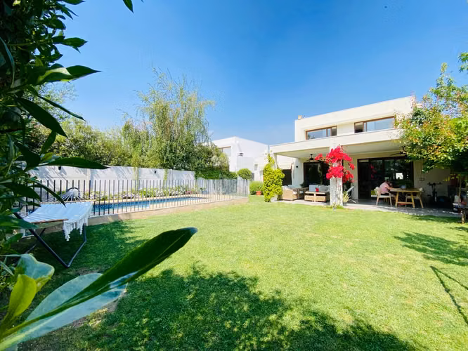 VENTA CASA MEDITERRÁNEA PARA INVERSIONISTAS EN CHICUREO | CON ARRENDATARIO VIGENTE | 3D + SERVICIO + PISCINA + QUINCHO | A PASOS COLEGIO SAN ANSELMO | UF 12.500