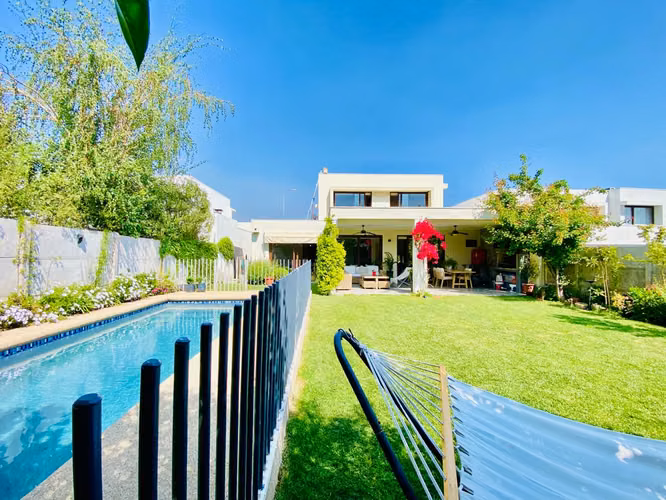 VENTA CASA MEDITERRÁNEA PARA INVERSIONISTAS EN CHICUREO | CON ARRENDATARIO VIGENTE | 3D + SERVICIO + PISCINA + QUINCHO | A PASOS COLEGIO SAN ANSELMO | UF 12.500