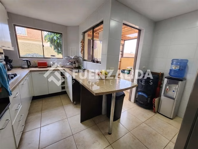 Casa en venta de 3 dorm. en La Florida