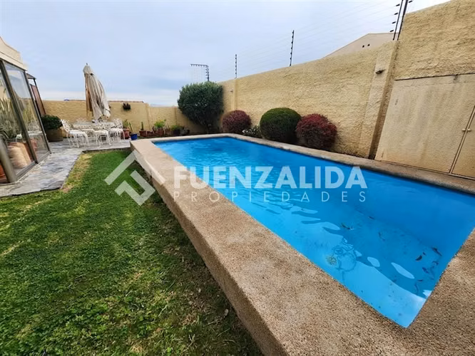 Casa en venta de 3 dorm. en La Florida