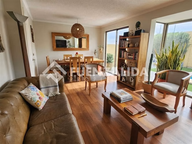 Casa en venta de 3 dorm. en La Florida