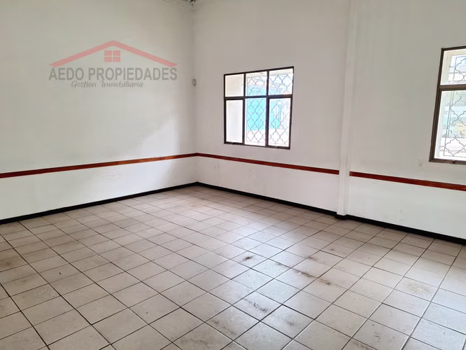 Se Arrienda Amplia Casa, Rubro Comercial, en pleno centro de Quillota