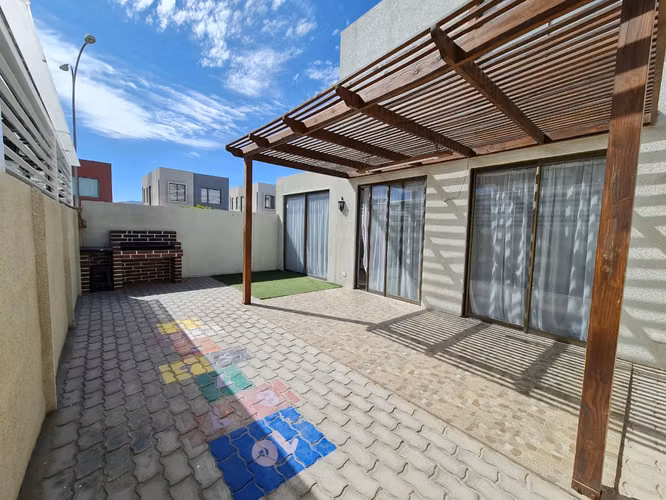 VENDE CASA TRAV.D. E.1 3D. 3B. 2E. CON LOZA P/3ER PIS
