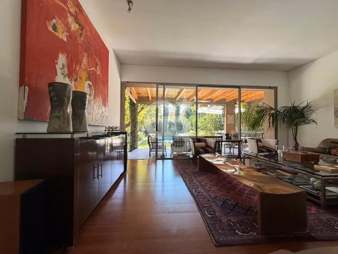 Encantadora Casa Familiar con Amplio Jardín y Piscina
