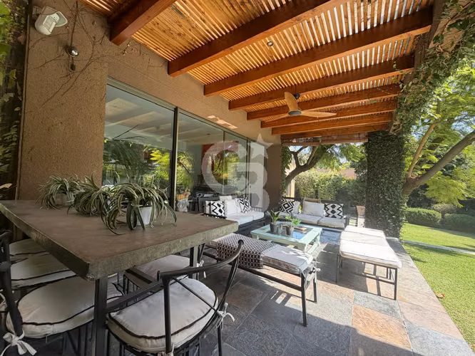 Encantadora Casa Familiar con Amplio Jardín y Piscina