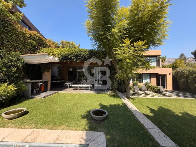 Encantadora Casa Familiar con Amplio Jardín y Piscina