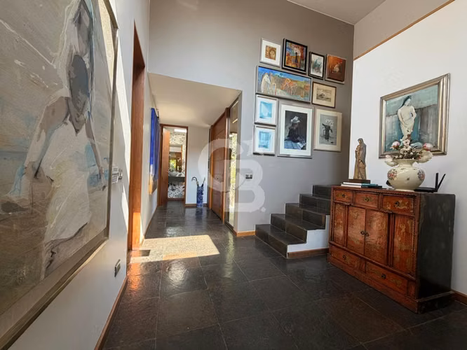 Encantadora Casa Familiar con Amplio Jardín y Piscina