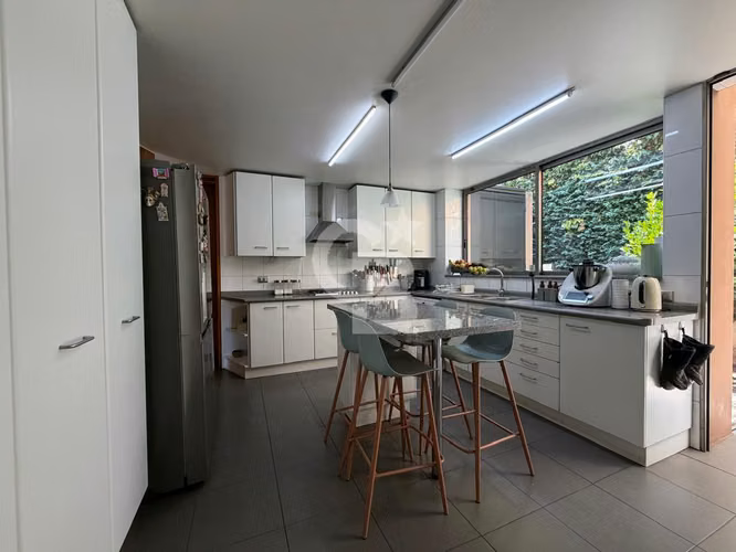 Encantadora Casa Familiar con Amplio Jardín y Piscina
