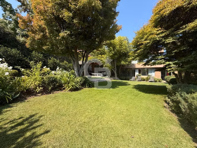 Encantadora Casa Familiar con Amplio Jardín y Piscina