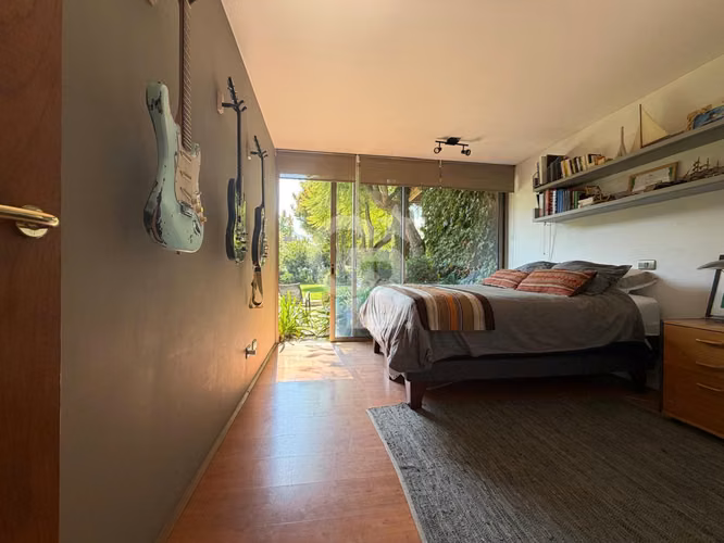 Encantadora Casa Familiar con Amplio Jardín y Piscina