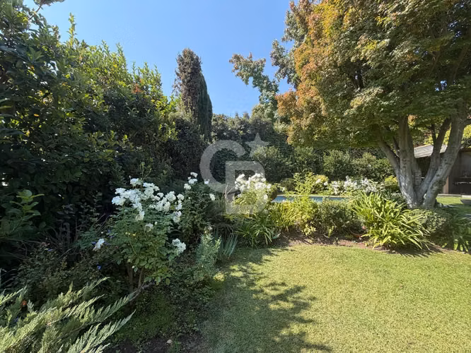 Encantadora Casa Familiar con Amplio Jardín y Piscina