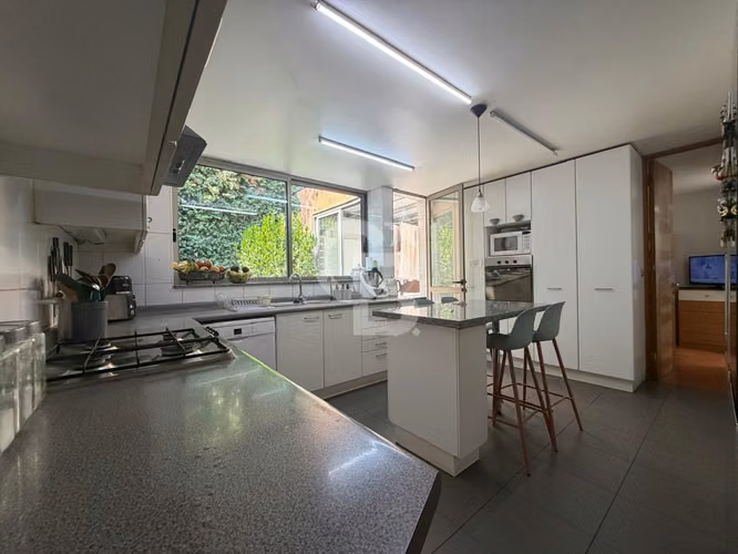 Encantadora Casa Familiar con Amplio Jardín y Piscina