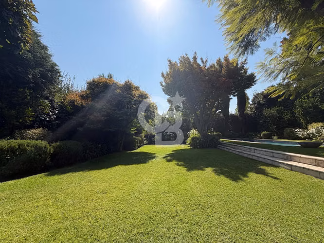 Encantadora Casa Familiar con Amplio Jardín y Piscina