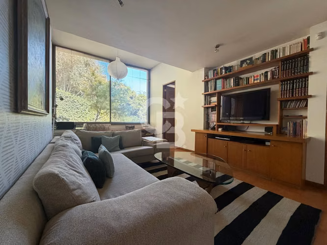 Encantadora Casa Familiar con Amplio Jardín y Piscina