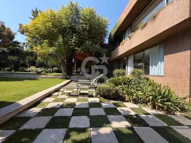 Encantadora Casa Familiar con Amplio Jardín y Piscina