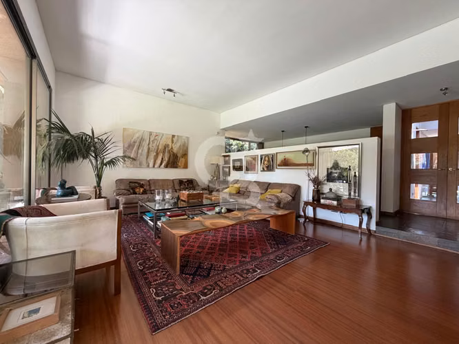 Encantadora Casa Familiar con Amplio Jardín y Piscina