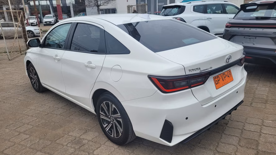 ToyotaYARIS SD 1.5 FULL MEC. (INCLUYE PATENTE TAXI EJECUTIVO) 1.5 • 4x2 • Mecánica • 2025