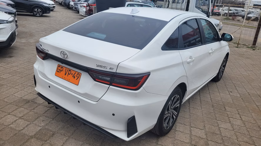 ToyotaYARIS SD 1.5 FULL MEC. (INCLUYE PATENTE TAXI EJECUTIVO) 1.5 • 4x2 • Mecánica • 2025