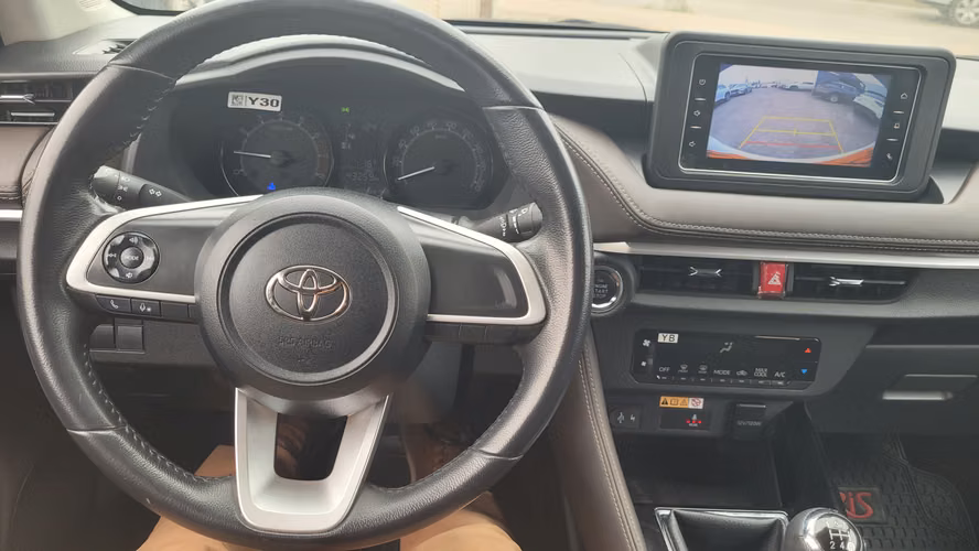 ToyotaYARIS SD 1.5 FULL MEC. (INCLUYE PATENTE TAXI EJECUTIVO) 1.5 • 4x2 • Mecánica • 2025