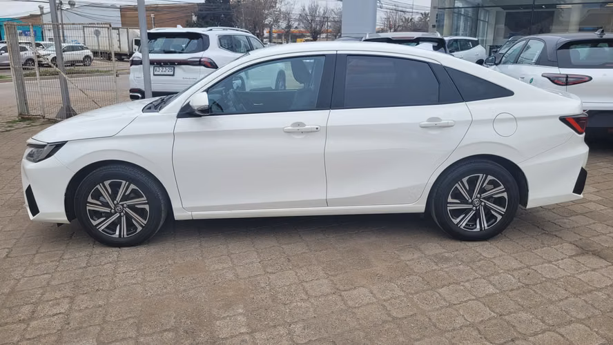 ToyotaYARIS SD 1.5 FULL MEC. (INCLUYE PATENTE TAXI EJECUTIVO) 1.5 • 4x2 • Mecánica • 2025