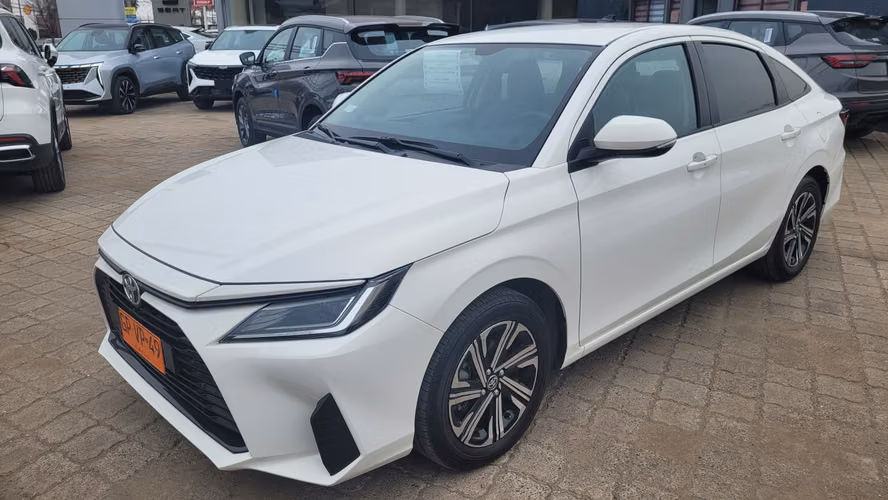 ToyotaYARIS SD 1.5 FULL MEC. (INCLUYE PATENTE TAXI EJECUTIVO) 1.5 • 4x2 • Mecánica • 2025