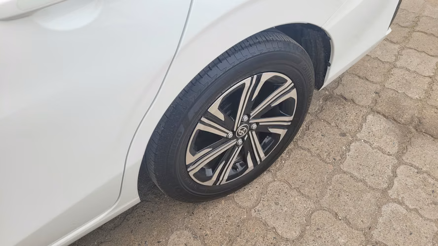 ToyotaYARIS SD 1.5 FULL MEC. (INCLUYE PATENTE TAXI EJECUTIVO) 1.5 • 4x2 • Mecánica • 2025
